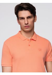 Ombre Clothing - Męska koszulka polo jednokolorowa BASIC z dzianiny pique - brzoskwiniowa V19 - Rozmiar: L. Okazja: na co dzień. Typ kołnierza: polo. Kolor: pomarańczowy. Materiał: dzianina. Wzór: jednolity, aplikacja, haft. Styl: casual, sportowy, wizytowy