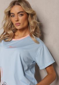 Renee - Jasnoniebieski Komplet Piżamowy Góra z Nadrukiem i Spodnie o Prostym Kroju Rellina. Kolor: niebieski. Materiał: bawełna, materiał. Wzór: nadruk #6