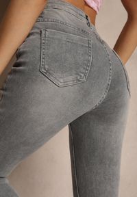 Renee - Szare Jeansy High Waist o Kroju Flare Talasena. Okazja: na co dzień. Stan: podwyższony. Kolor: szary. Styl: elegancki, casual #4