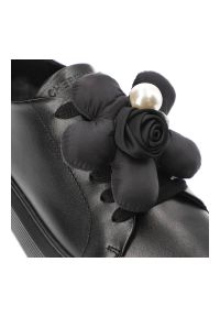CheBello - Czarne Eleganckie Sneakersy Chebello Z Ozdobnym Kwiatem. Okazja: na co dzień. Kolor: czarny. Materiał: materiał, skóra. Wzór: kwiaty #4