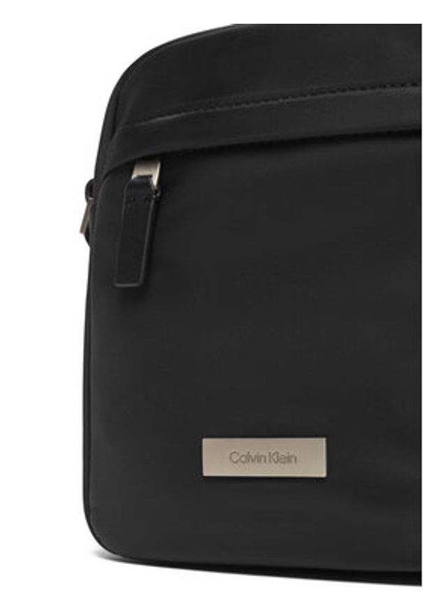 Calvin Klein Saszetka Sleek Reporter LV04D3180G Czarny. Kolor: czarny. Materiał: materiał
