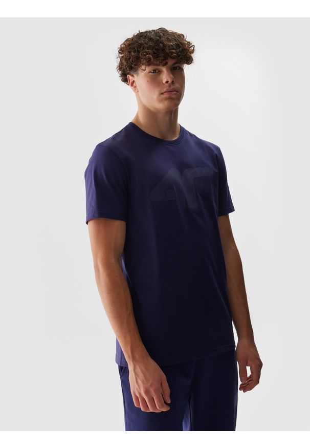 4f - 4F T-shirt regular z nadrukiem męski - granatowy L. Okazja: na co dzień. Kolor: niebieski. Materiał: dzianina, jersey, bawełna. Długość rękawa: krótki rękaw. Długość: krótkie. Wzór: nadruk. Styl: casual, sportowy