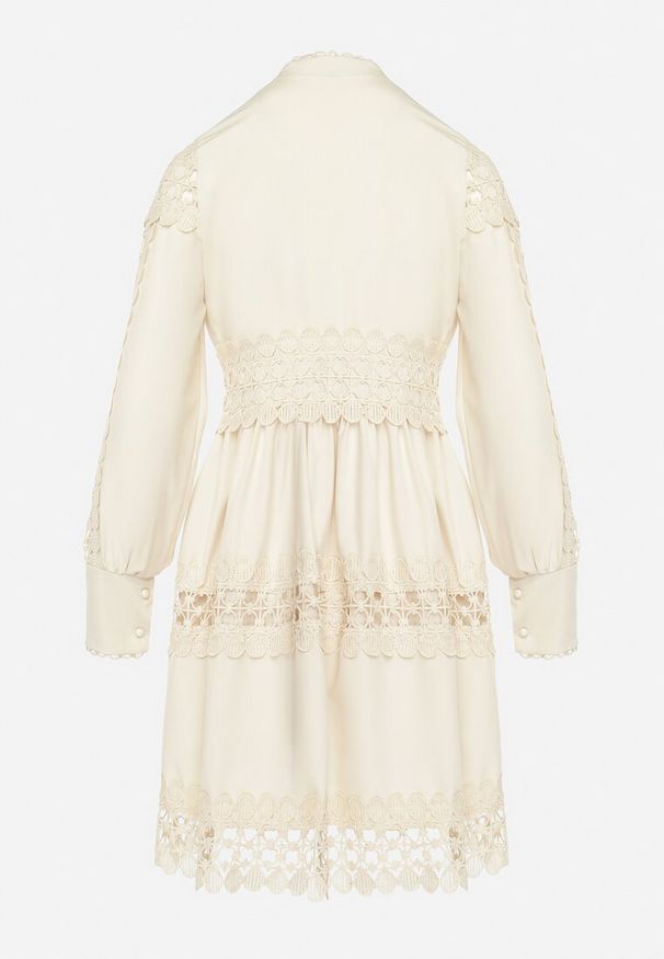 Born2be - Beżowa Sukienka z Koronką i Guzikami przy Dekolcie Thompson. Kolor: beżowy. Materiał: koronka. Wzór: koronka