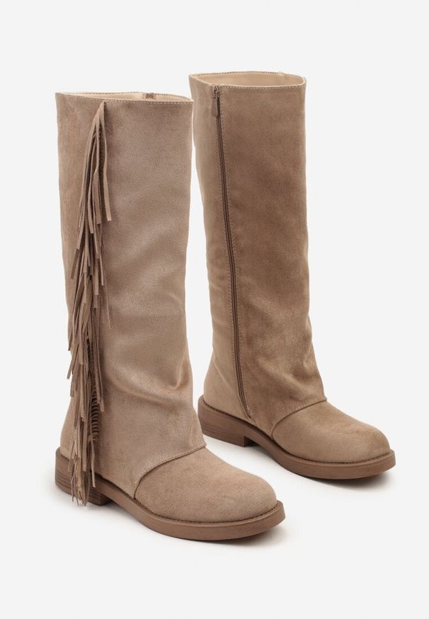 Born2be - Ciemnobeżowe Kozaki w Stylu Boho z Imitacji Zamszu z Frędzlami Vemirina. Okazja: na co dzień. Kolor: beżowy. Materiał: zamsz. Obcas: na płaskiej podeszwie. Styl: boho
