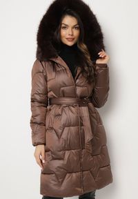 Born2be - Brązowa Pikowana Kurtka o Długim Kroju Ozdobiona Paskiem i Odpinanym Futerkiem Milirra. Okazja: na spacer. Kolor: brązowy. Materiał: futro. Długość: długie. Wzór: aplikacja. Styl: elegancki, wizytowy #2