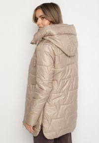 Born2be - Beżowa Pikowana Kurtka Przejściowa z Bocznymi Suwakami i Kapturem Soralessa. Okazja: na co dzień, do pracy, na spotkanie biznesowe. Kolor: beżowy. Materiał: dzianina, jeans. Długość rękawa: długi rękaw. Długość: długie. Styl: biznesowy, casual #2