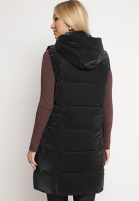 Born2be - Czarna Kamizelka o Długim Fasonie z Pikowaniem i Kapturem Kerenisa. Kolor: czarny. Długość: długie #3