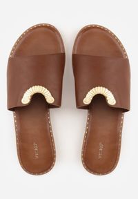 Renee - Ciemnobrązowe Klapki VICES Ozdobione Wycięciami i Metaliczną Aplikacją Genereida. Kolor: brązowy. Wzór: aplikacja #4