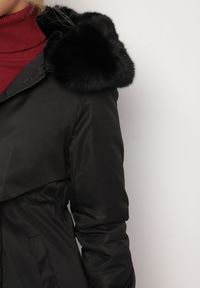 Born2be - Czarna Kurtka za Kolano ze Ściągaczem i Kapturem z Futerkiem Adoresa. Okazja: na co dzień. Kolor: czarny. Materiał: futro. Styl: casual #5