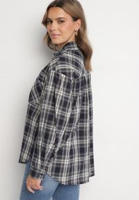 Born2be - Czarna Koszula w Kratę z Wsuwaną Kieszonką z Bawełny Anniora. Okazja: na co dzień. Kolor: czarny. Materiał: bawełna. Długość rękawa: długi rękaw. Długość: długie. Styl: elegancki, casual #5