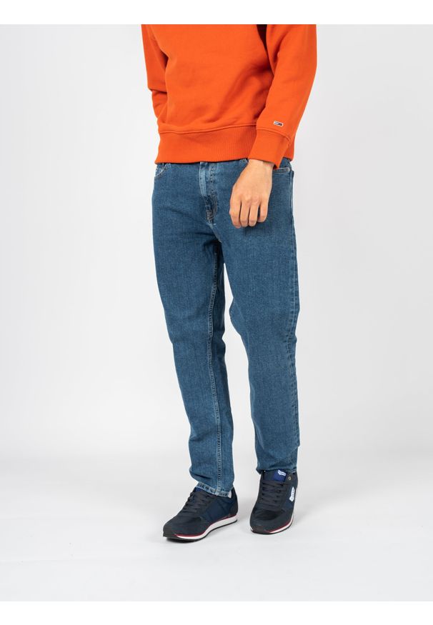 TOMMY HILFIGER - Tommy Jeans Jeansy Dad Jean | DM0DM13136 | Dad Jean | Mężczyzna | Niebieski. Okazja: na co dzień. Kolor: niebieski. Wzór: aplikacja. Styl: casual