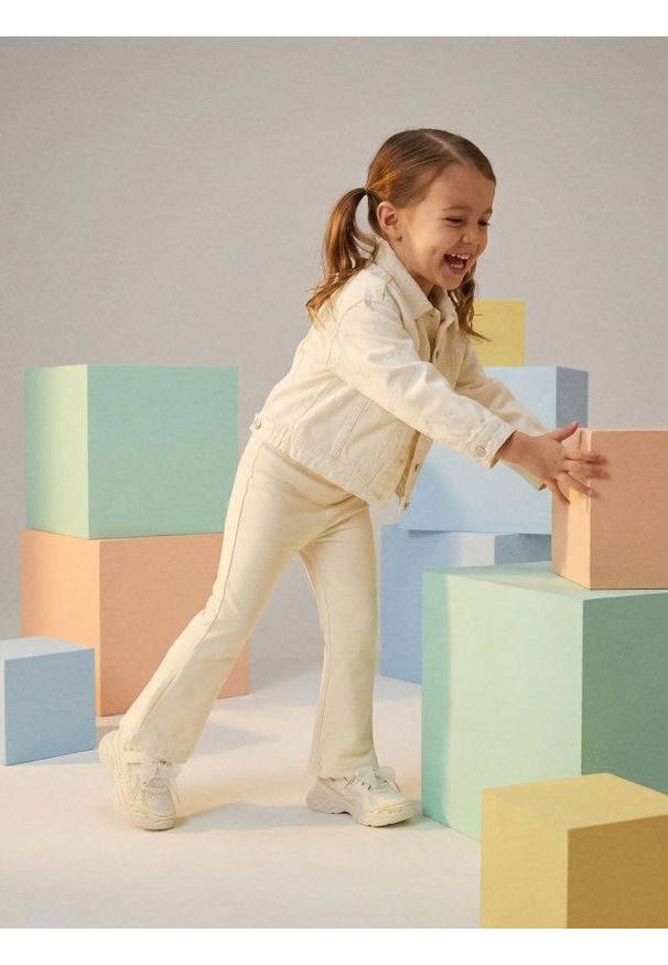 Sinsay - Kurtka jeansowa z haftowanym motywem kwiatowym - kremowy. Kolor: kremowy. Materiał: jeans. Wzór: haft, kwiaty