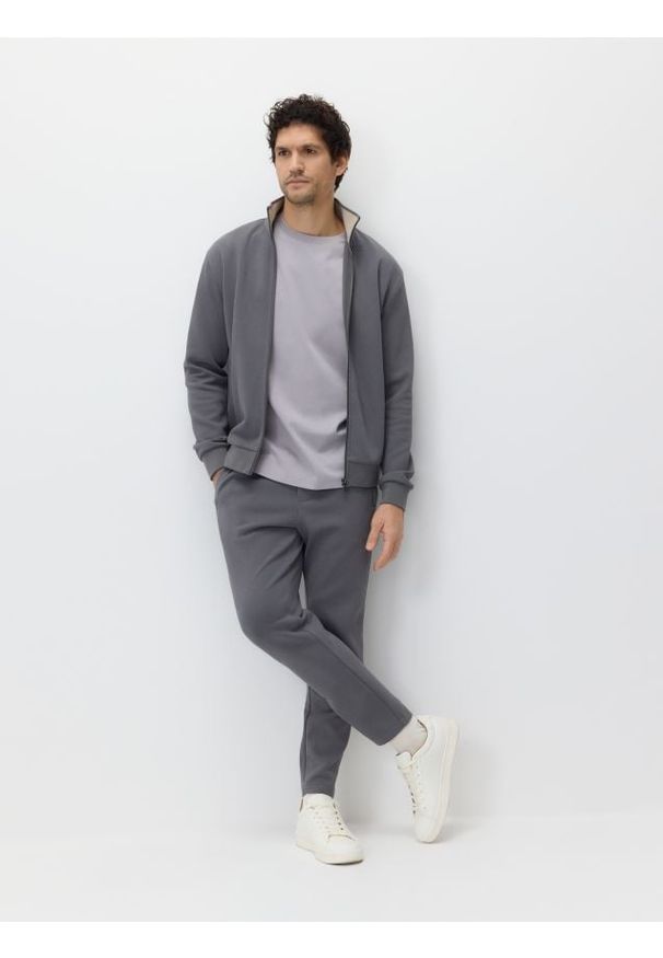 Reserved - Spodnie dresowe slim - ciemnoszary. Kolor: szary. Materiał: dresówka