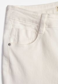 Born2be - Białe Jeansy z Bawełny o Kroju Dzwonów Tiloreia. Kolor: biały. Styl: elegancki #7