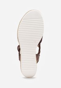 Born2be - Brązowe Sandały na Koturnie z Marszczoną Cholewką i Metaliczną Aplikacją Teodlar. Zapięcie: bez zapięcia. Kolor: brązowy. Materiał: jeans, len. Wzór: aplikacja. Sezon: lato. Obcas: na koturnie. Styl: boho. Wysokość obcasa: średni #9