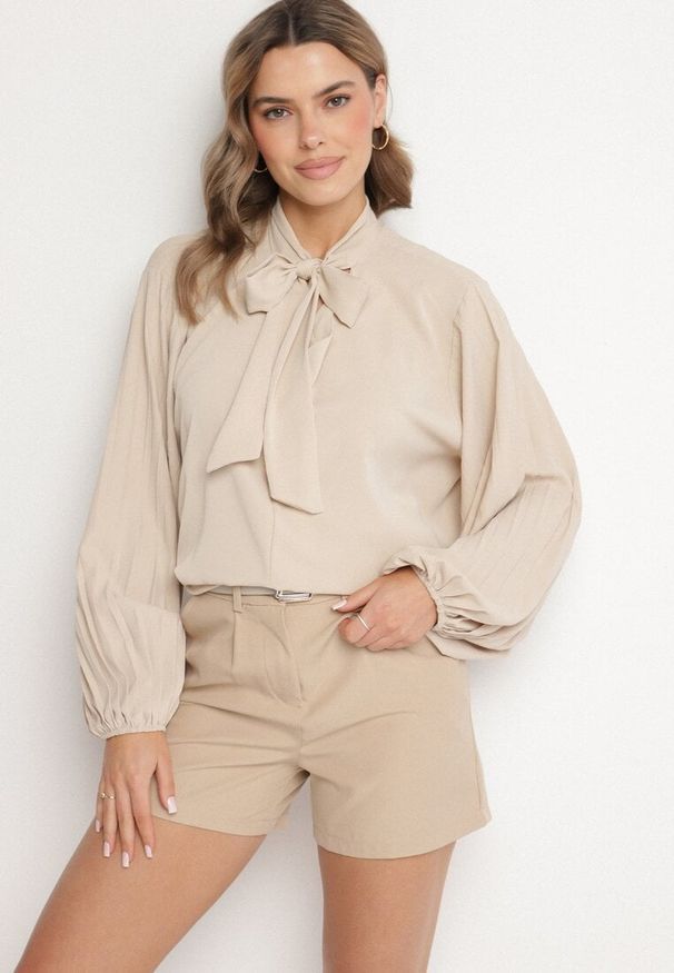 Born2be - Beżowa Bluzka z Plisowanymi Rękawami i Wiązaniem pod Szyją Jenindria. Okazja: na co dzień. Kolor: beżowy. Materiał: jeans. Styl: casual