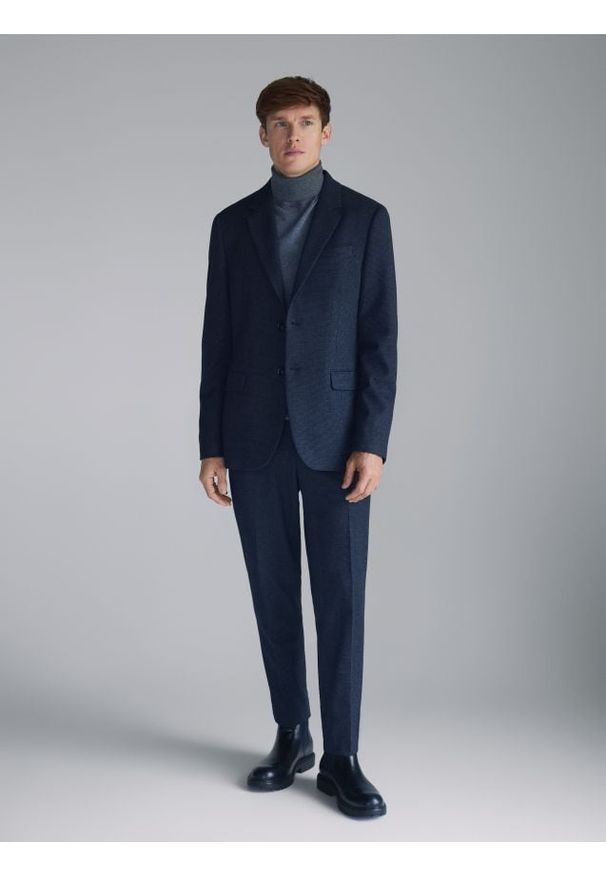 Reserved - Spodnie carrot z kantem - ciemnoszary. Kolor: szary. Materiał: tkanina, wiskoza