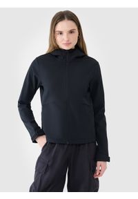 4f - Kurtka softshell wiatroodporna membrana 5000 damska - czarna. Typ kołnierza: kaptur. Kolor: czarny. Materiał: softshell. Technologia: Windstopper. Sezon: zima