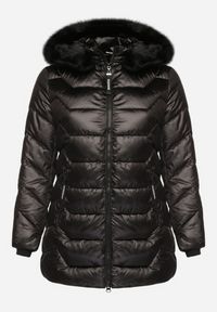 Born2be - Czarna Kurtka z Pikowanymi Przeszyciami i Odpinanym Futerkiem przy Kapturze Vensie. Okazja: na co dzień. Kolekcja: plus size. Kolor: czarny. Materiał: futro. Styl: klasyczny, casual, elegancki #5