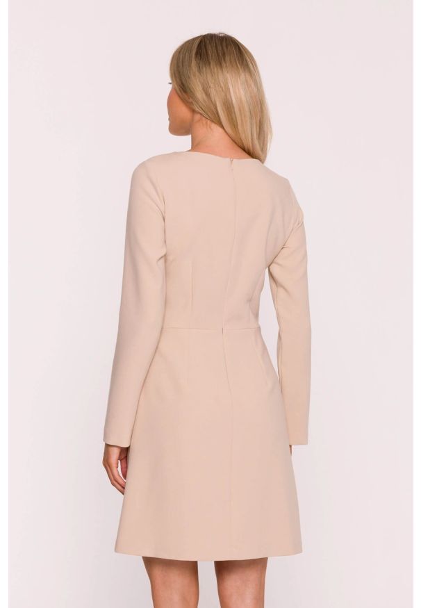 Stylove - Elegancka sukienka trapezowa z patkami w talii beżowa. Okazja: na co dzień, na imprezę. Typ kołnierza: typu klepsydra. Kolor: beżowy, niebieski, brązowy. Wzór: aplikacja, gładki. Typ sukienki: trapezowe. Materiał: poliester, wiskoza, tkanina. Długość rękawa: długi rękaw. Styl: elegancki. Długość: mini