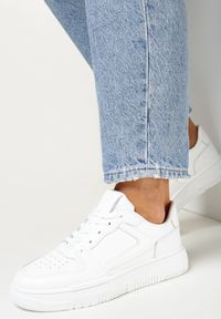 Born2be - Białe Sneakersy na Płaskiej Podeszwie z Przeszyciami Telside. Wysokość cholewki: przed kostkę. Kolor: biały. Materiał: skóra. Szerokość cholewki: normalna. Wzór: aplikacja. Sezon: wiosna, jesień. Obcas: na płaskiej podeszwie #4