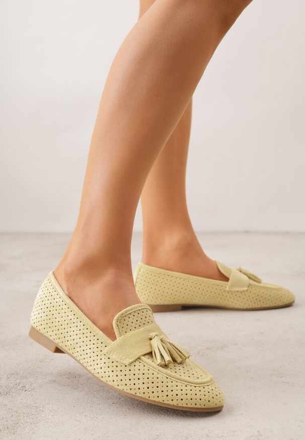 Renee - Żółte Perforowane Mokasyny z Imitacji Zamszu Zdobione Frędzlami Vaeliane. Okazja: na co dzień. Kolor: żółty. Materiał: zamsz. Wzór: aplikacja. Styl: casual, elegancki