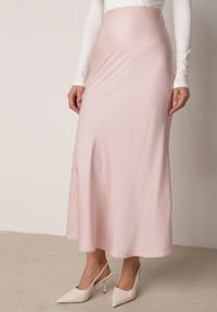 Born2be - Różowa Satynowa Spódnica z Lekko Rozkloszowanym Dołem Zinnemira. Kolor: różowy. Materiał: satyna. Styl: elegancki, klasyczny #5