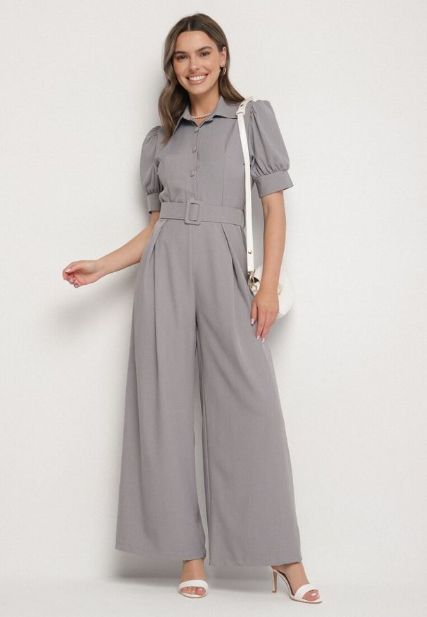 Born2be - Szary Taliowany Kombinezon z Ozdobną Klamrą Filateia. Kolor: szary. Styl: elegancki