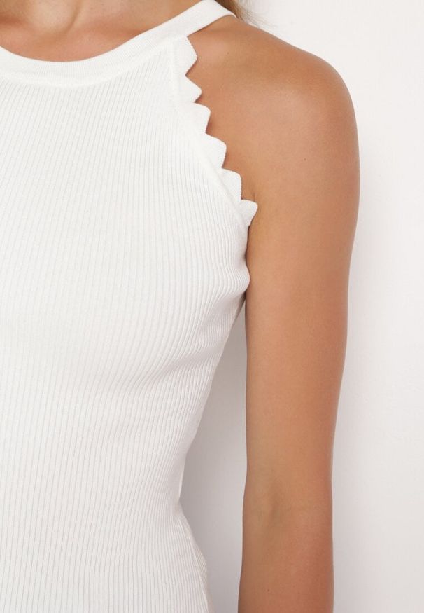 Born2be - Biały Klasyczny Top z Prążkowanego Materiału z Wiskozą i Ozdobnym Wykończeniem Grunvia. Okazja: na co dzień, do pracy. Kolor: biały. Materiał: prążkowany, materiał, wiskoza. Sezon: lato. Styl: klasyczny