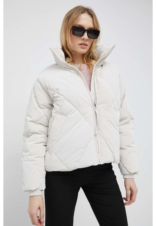 Vero Moda kurtka damska kolor beżowy zimowa. Kolor: beżowy. Materiał: poliester. Sezon: zima