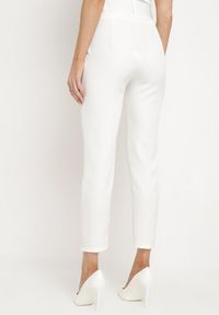 Born2be - Białe Garniturowe Dopasowane Spodnie z Materiałowym Paskiem z Klamrą Kerriy. Kolor: biały. Materiał: materiał #6