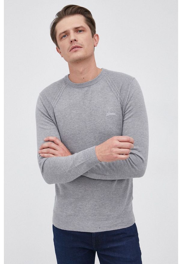 Guess - Sweter z domieszką wełny. Okazja: na co dzień. Kolor: szary. Materiał: wełna. Długość rękawa: długi rękaw. Długość: długie. Styl: casual
