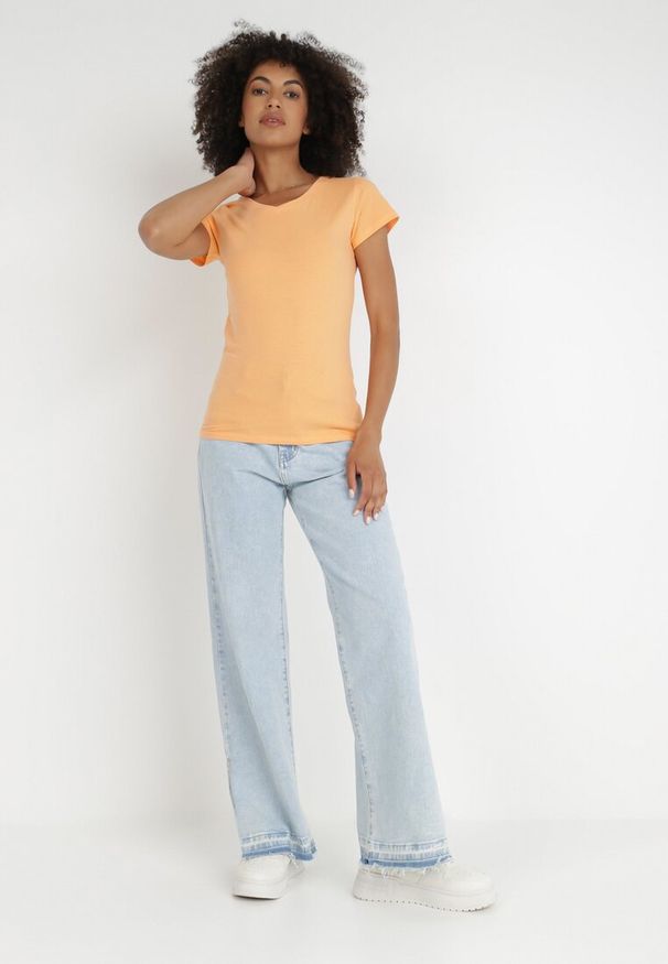 Born2be - Pomarańczowy T-shirt Coraerena. Typ kołnierza: dekolt w kształcie V. Kolor: pomarańczowy. Materiał: bawełna. Długość rękawa: krótki rękaw. Długość: krótkie. Wzór: bez wzorów. Styl: sportowy