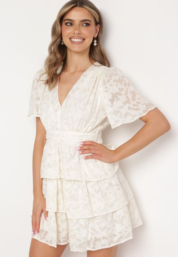 Born2be - Jasnobeżowa Rozkloszowana Sukienka z Trójkątnym Dekoltem z Gumką w Pasie i Falbankami Crapia. Okazja: na spacer. Typ kołnierza: kołnierz z falbankami. Kolor: beżowy. Długość rękawa: krótki rękaw. Styl: wizytowy