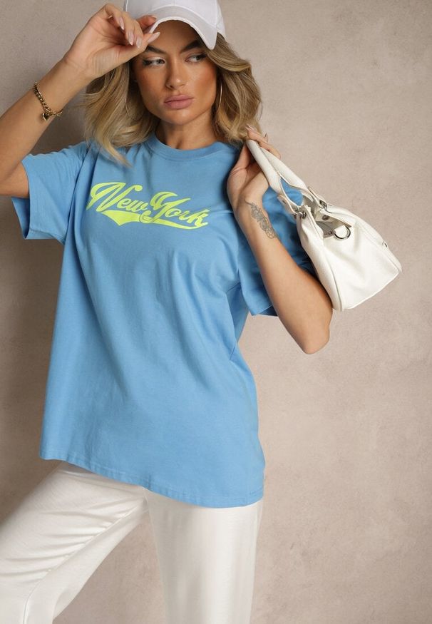 Renee - Jasnoniebieska Bawełniana Koszulka z Napisem Evoriel. Okazja: na co dzień. Kolor: niebieski. Materiał: bawełna. Wzór: napisy. Styl: klasyczny, casual
