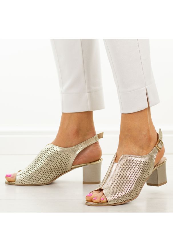 DEONI - Złote C skórzane Polskie sandały damskie Deoni D526. Okazja: na wesele, na ślub cywilny. Kolor: złoty. Materiał: skóra. Sezon: wiosna, lato. Obcas: na obcasie. Styl: klasyczny, elegancki. Wysokość obcasa: średni