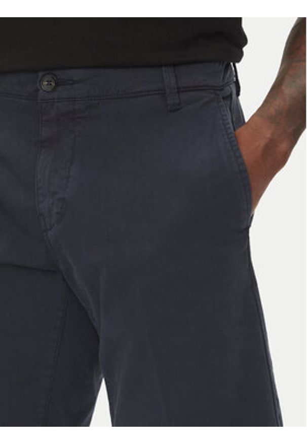 Mustang Szorty materiałowe Amsterdam 1016450 Granatowy Slim Fit. Kolor: niebieski. Materiał: bawełna