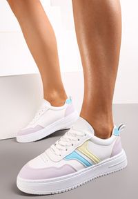 Renee - Biało-Fioletowe Sneakersy na Płaskiej Podeszwie z Kolorowymi Przeszyciami Niomie. Kolor: biały. Wzór: kolorowy. Obcas: na płaskiej podeszwie