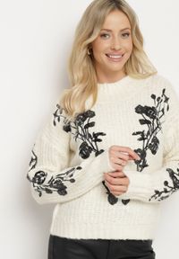 Born2be - Jasnobeżowy Sweter z Wełną Ozdobiony Haftem i Cekinami Siledi. Okazja: na co dzień. Kolor: beżowy. Materiał: wełna. Wzór: haft, aplikacja. Styl: klasyczny, casual, elegancki #3