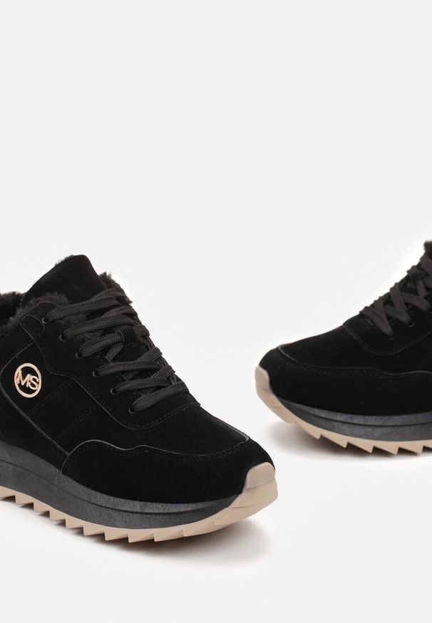 Born2be - Czarne Sneakersy na Platformie z Futerkiem Egiapia. Okazja: na co dzień. Nosek buta: okrągły. Kolor: czarny. Materiał: futro. Obcas: na platformie