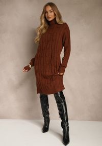 Renee - Jasnobrązowa Sukienka Sweterkowa z Golfem Wełną Bawełną i Ozdobnym Splotem Reilenea. Okazja: na imprezę. Typ kołnierza: golf. Kolor: brązowy. Materiał: wełna, bawełna. Wzór: ze splotem. Styl: elegancki #4