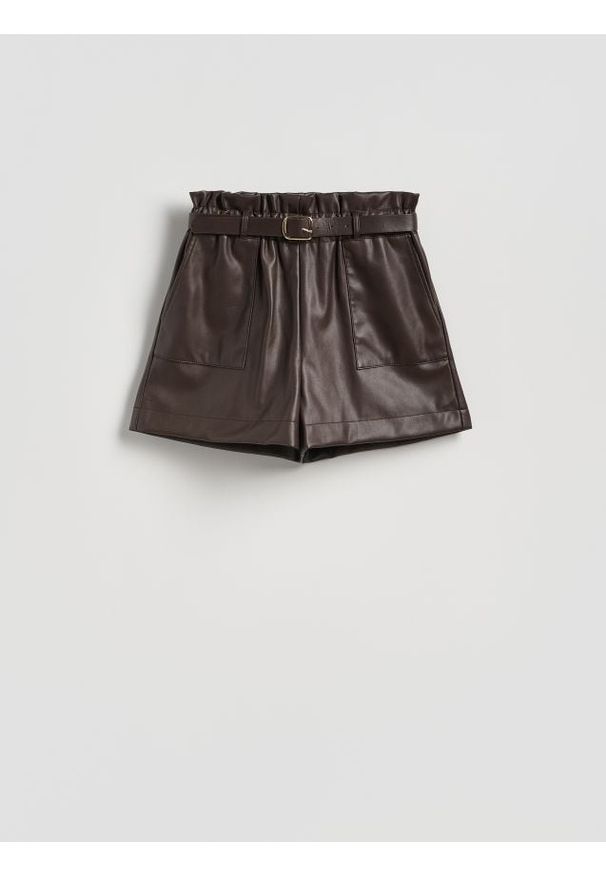 Reserved - Szorty z imitacji skóry z paskiem - ciemnobrązowy. Kolor: brązowy. Materiał: skóra