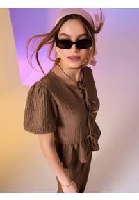 Sinsay - Bluzka ze strukturalnej tkaniny z ozdobnym wiązaniem - brązowy. Kolor: brązowy. Materiał: tkanina #1