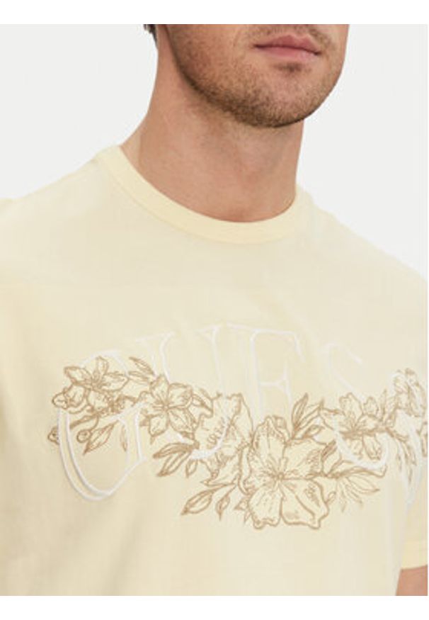 Guess T-Shirt M5GI17 K8FQ4 Beżowy Regular Fit. Kolor: beżowy. Materiał: bawełna