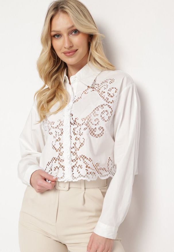 Born2be - Biała Bawełniana Koszula o Krótkim Fasonie z Ażurowym Wykończeniem Leama. Kolor: biały. Materiał: bawełna. Długość: krótkie. Wzór: ażurowy. Sezon: lato