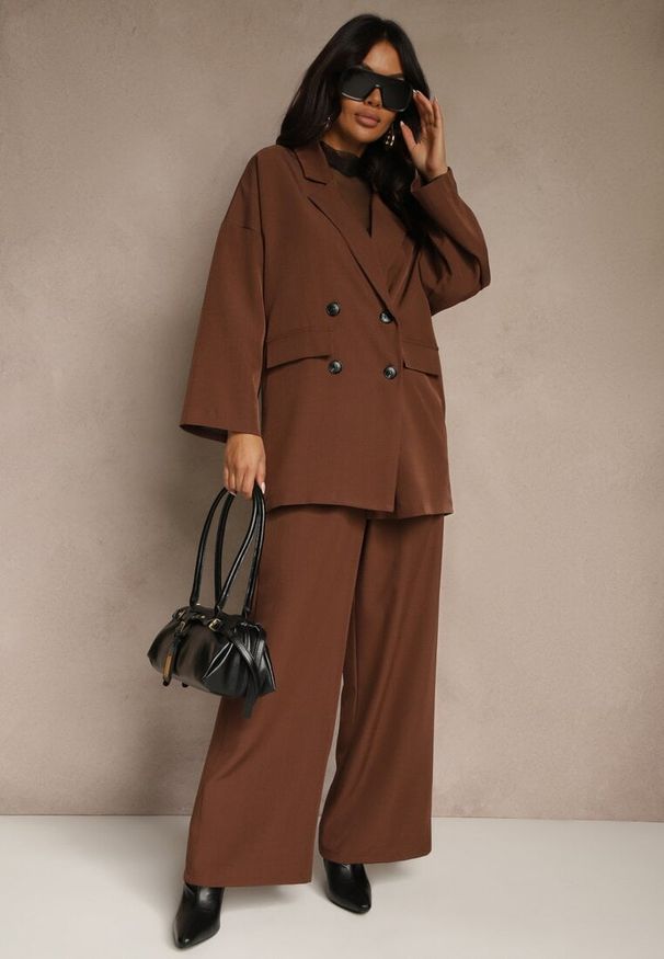 Renee - Brązowy Komplet Garniturowy Oversize Marynarka Dwurzędowa i Spodnie Wide Leg Tevilna. Kolor: brązowy. Wzór: aplikacja