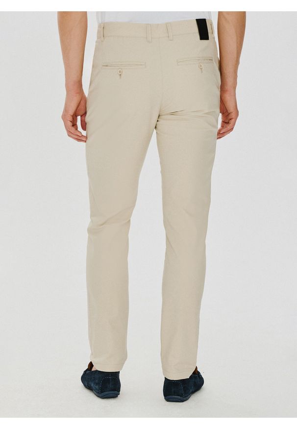 PAKO LORENTE – Beżowe gładkie spodnie męskie P24SF-WX-003-E-0 - Pako Lorente. Kolor: beżowy. Wzór: gładki. Sezon: wiosna. Styl: klasyczny