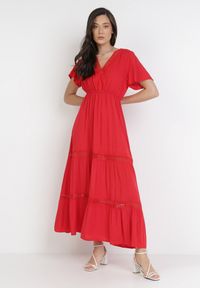 Born2be - Czerwona Sukienka Selphie. Kolor: czerwony. Materiał: tkanina, koronka. Długość rękawa: krótki rękaw. Wzór: ażurowy, aplikacja, koronka. Sezon: lato. Długość: midi