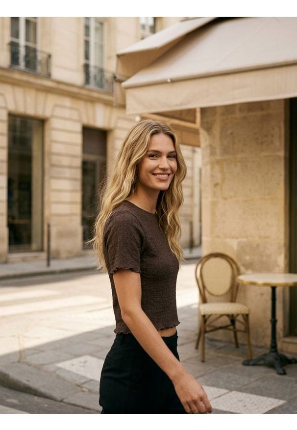 Sinsay - Crop top ze strukturalnego materiału - brązowy. Kolor: brązowy. Materiał: materiał