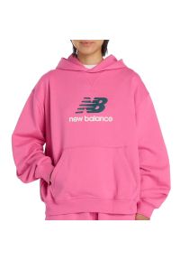 Bluza damska New Balance WT51501AAC - różowa. Okazja: na co dzień. Kolor: różowy. Materiał: bawełna, prążkowany, dresówka, materiał. Styl: klasyczny, casual #1